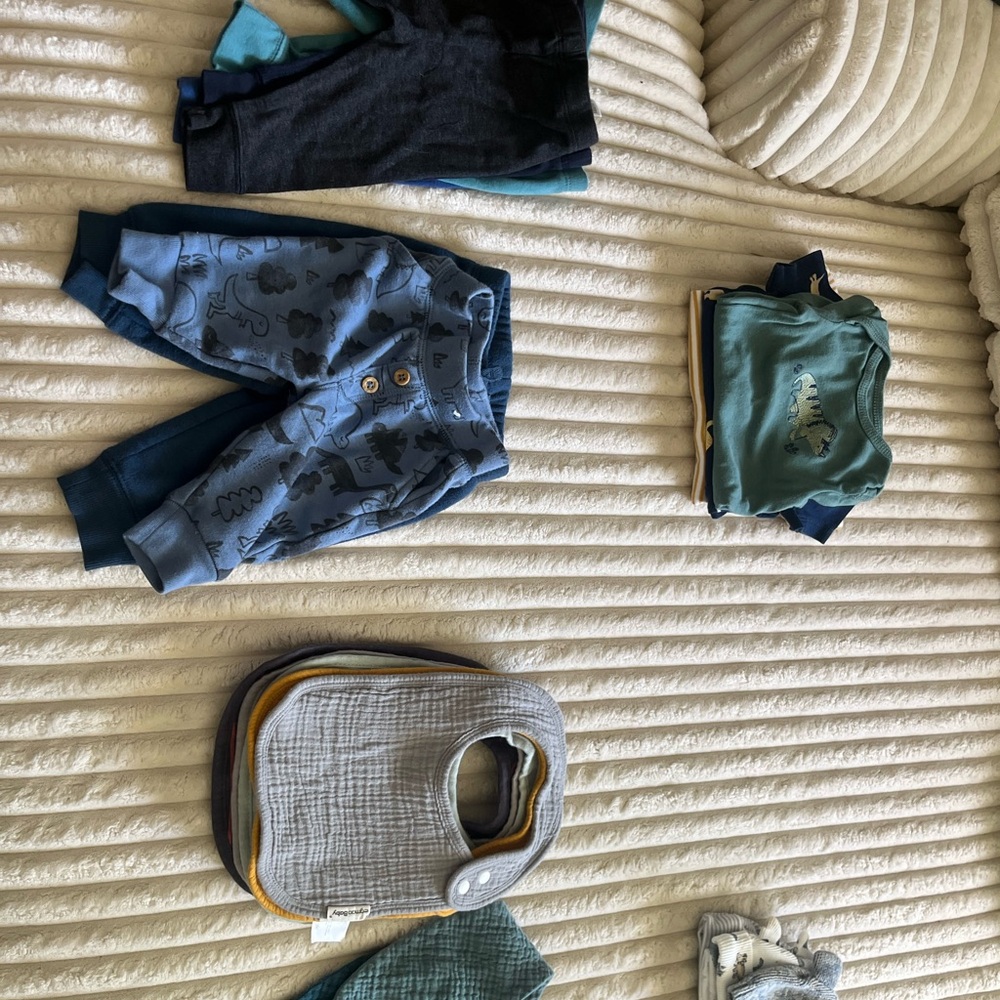 Baby clothes and bibs